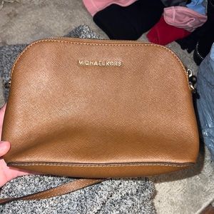 Michael Kors Crossbody very good condition gently used . No damage like new. $50